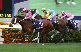 Beauty Generation leads the field in the HKJC Queen's Silver Jubilee Cup on Sunday night. Photo: Hong Kong Jockey Club